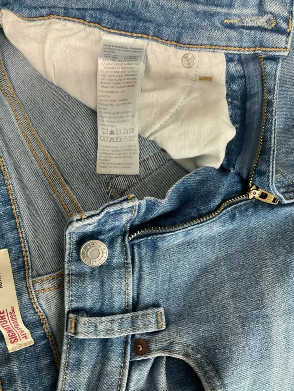 Signature Levi Strauss Boyfriend Jeans Women’s 10 W30 Light Wash